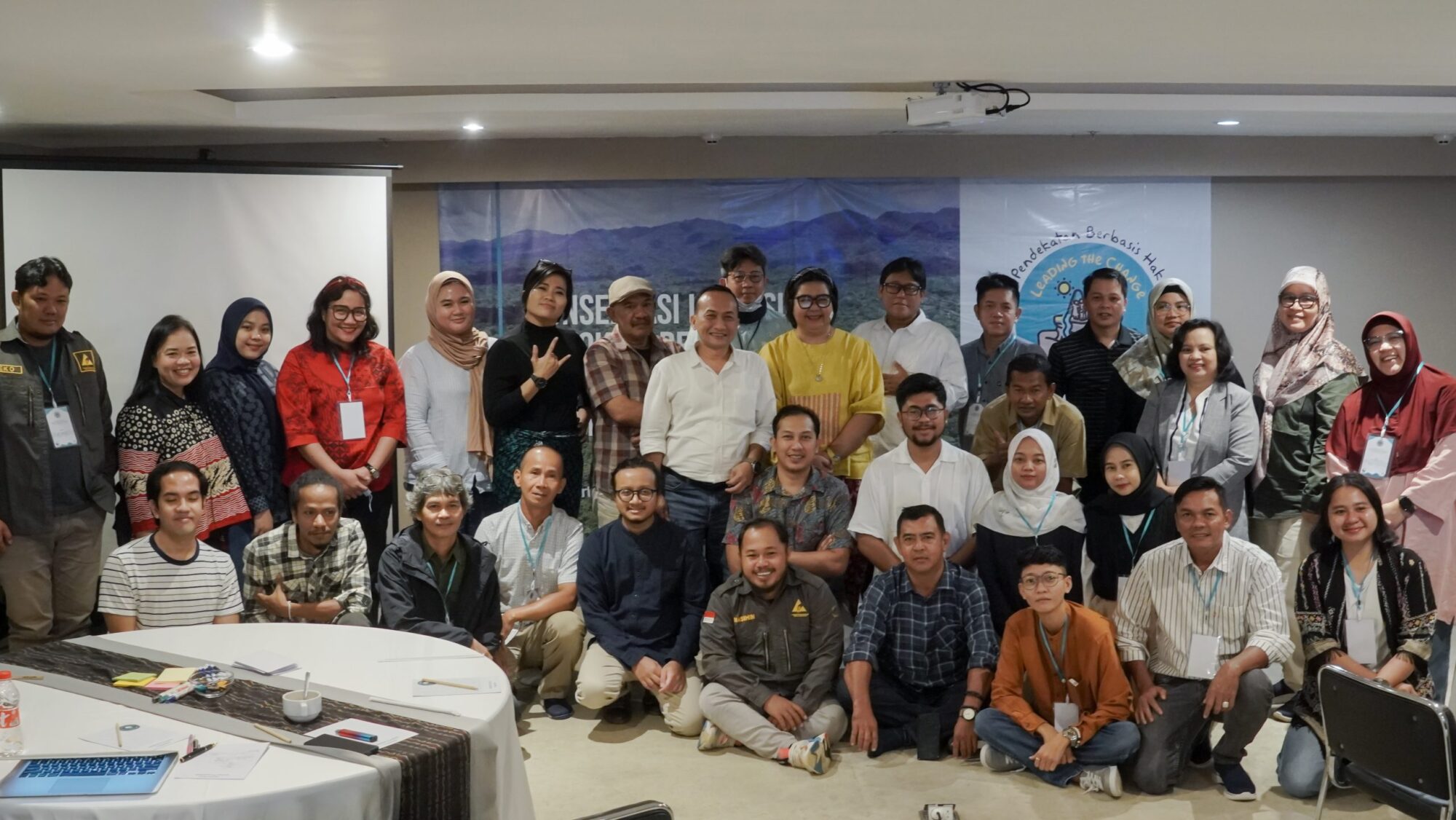 Peserta pelatihan berfoto bersama.