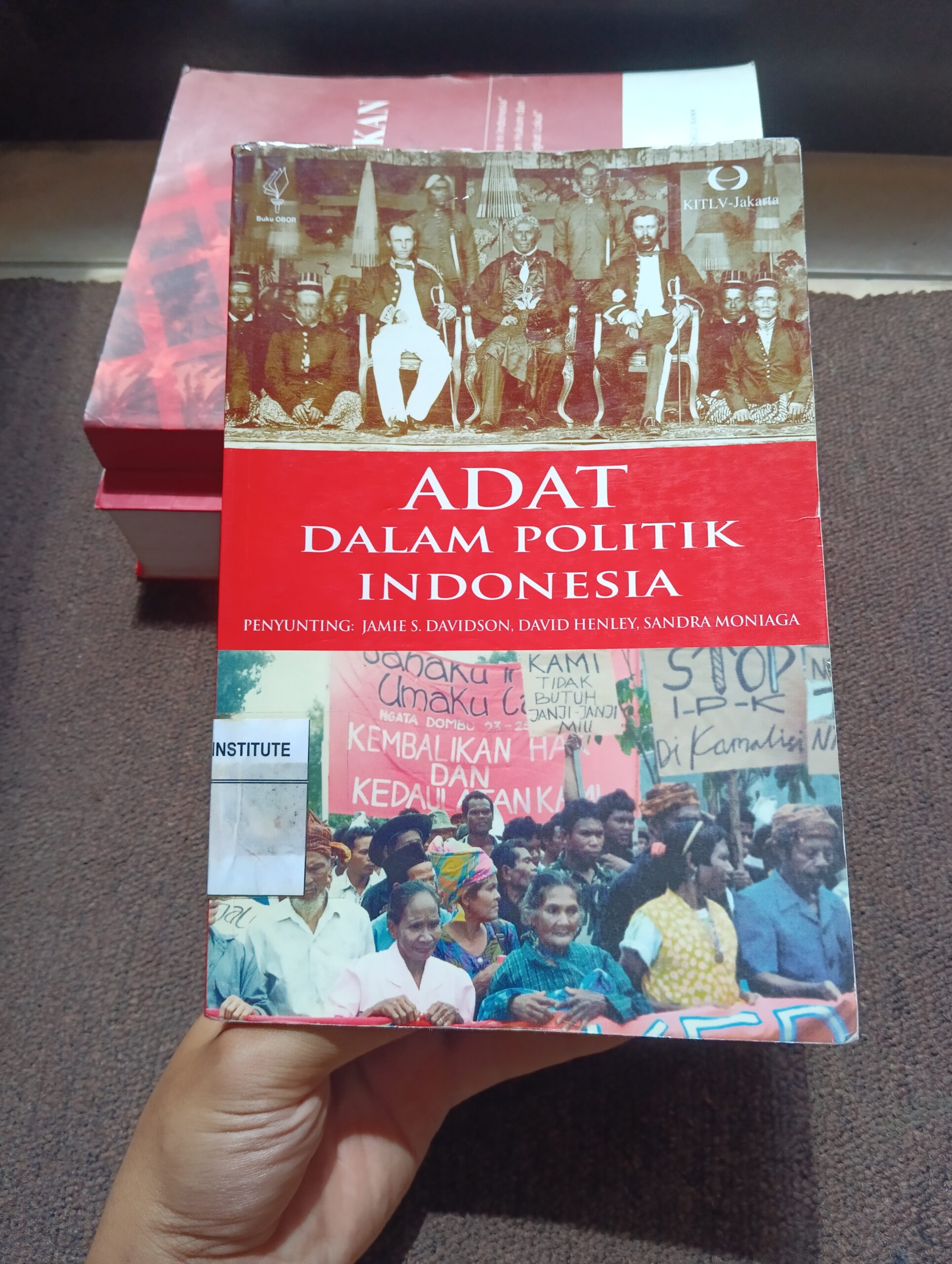 Adat: Wajah Pluralisme Hukum Indonesia